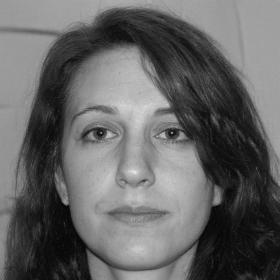 Portret profesionist Ioana Marinescu, specialist în analiză sectorială
