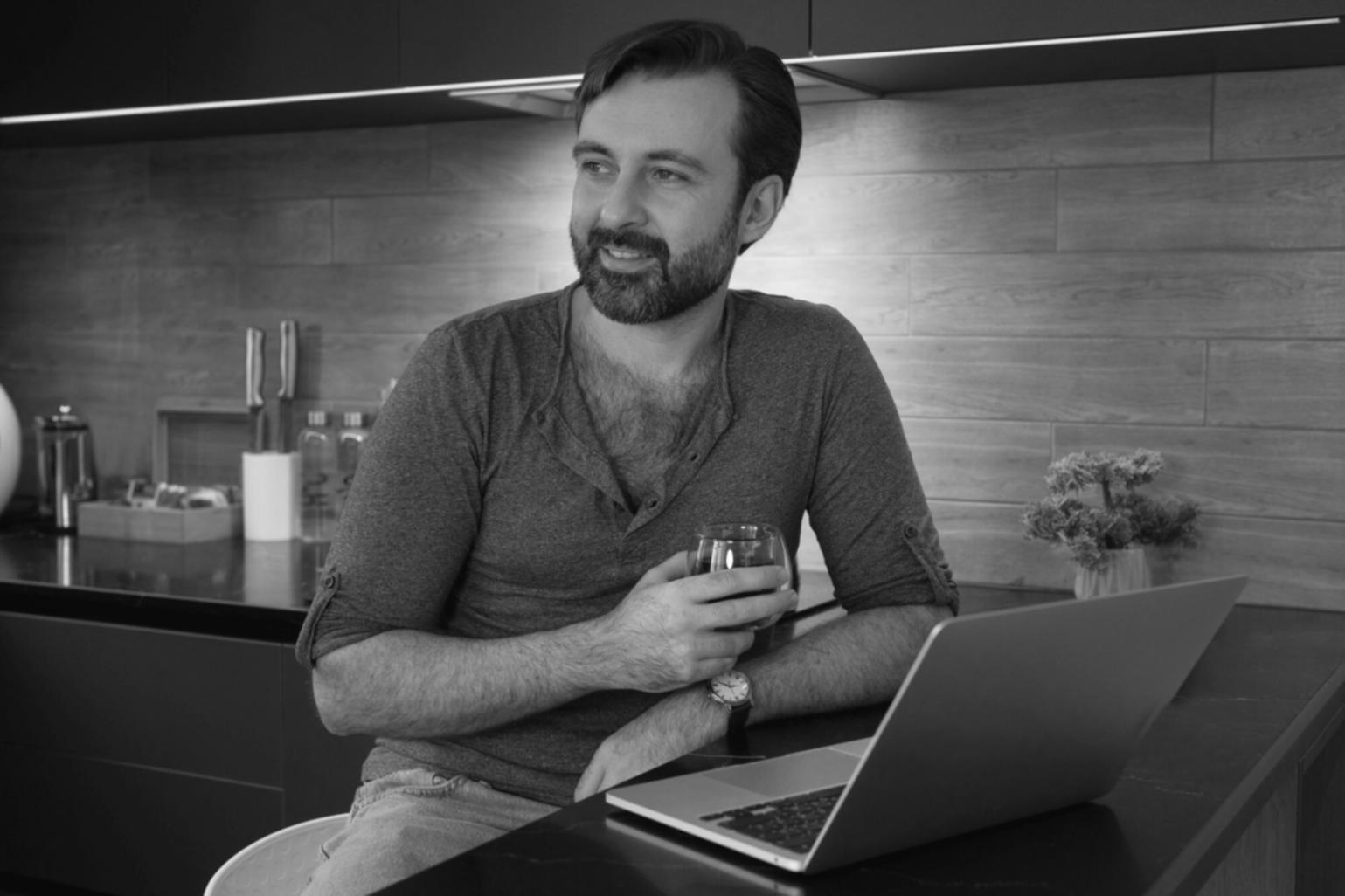 Participanți la programul de analiză financiară lucrând în echipă la un proiect practic
